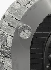 Close-up van een analoge thermometer ingebouwd in een RVS boog van een steenoven