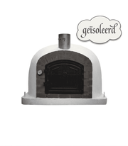 Vrijstaande geïsoleerde witte steenoven in vooraanzicht met donkere stenen boog, zwarte deur en analoge thermometer
