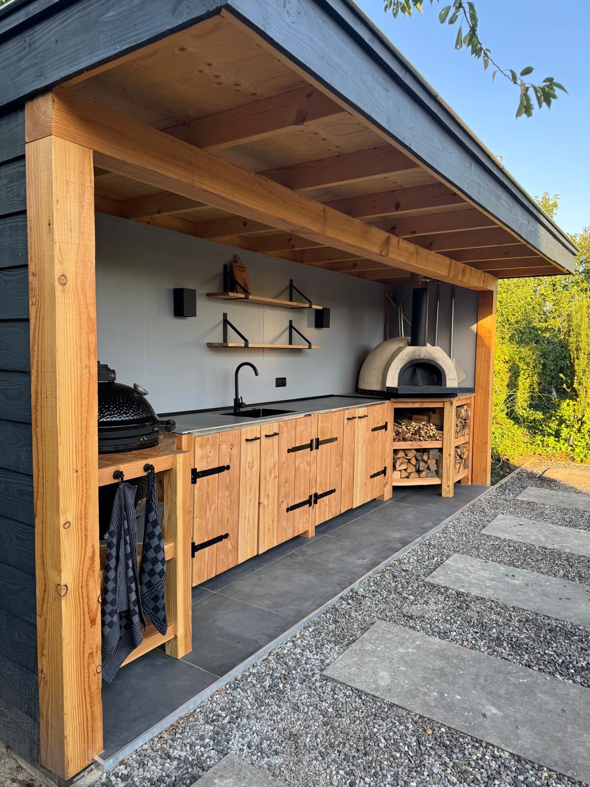 Complete buitenkeuken met steenoven en kamado