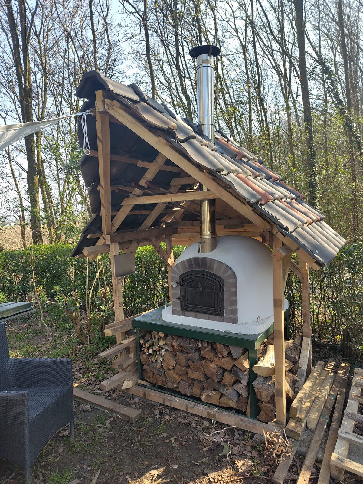 Vrijstaande steenoven op een houten onderstel