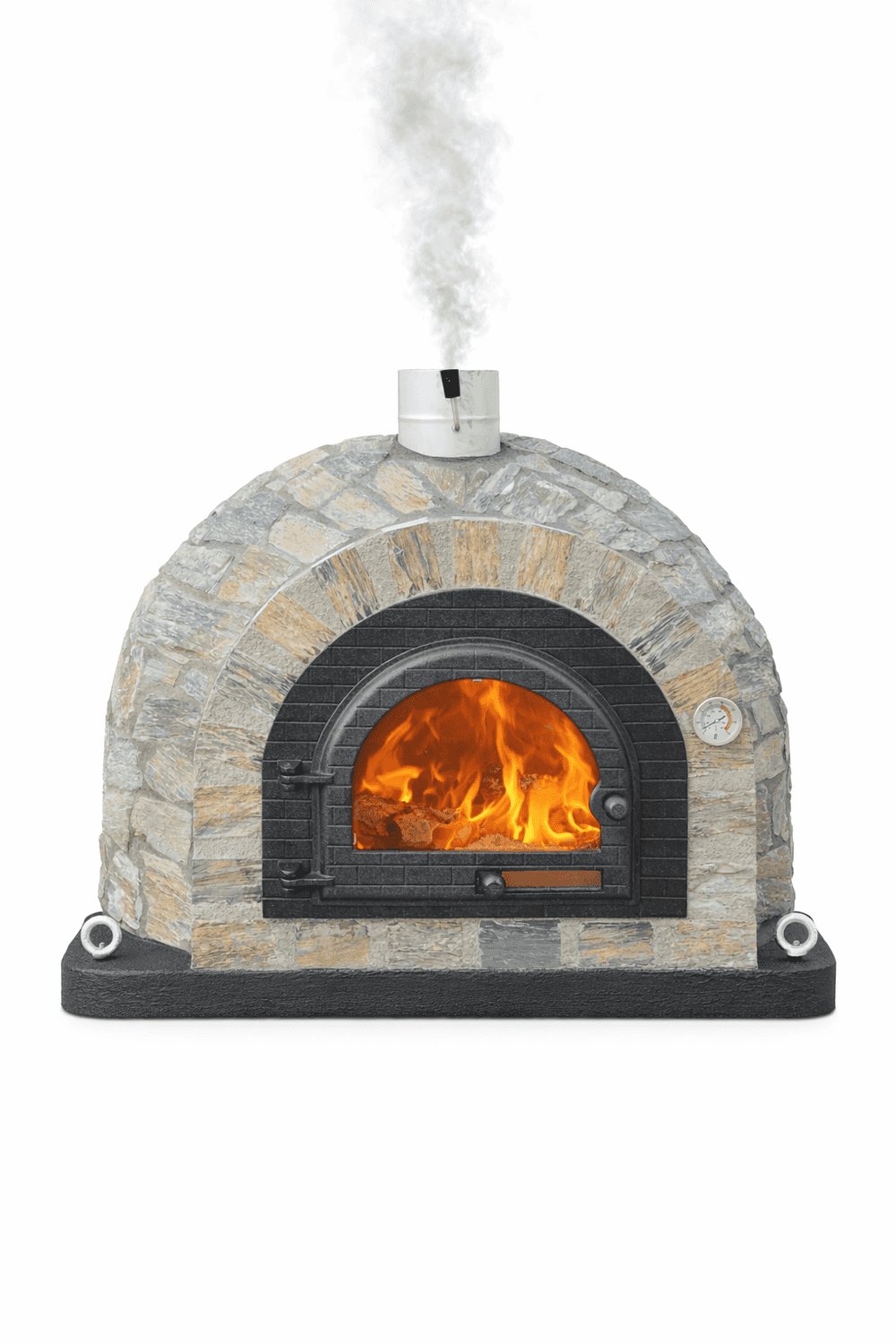 Stenen oven met brandend houtvuur, rokerige kachelpijp en ingebouwde analoge thermometer