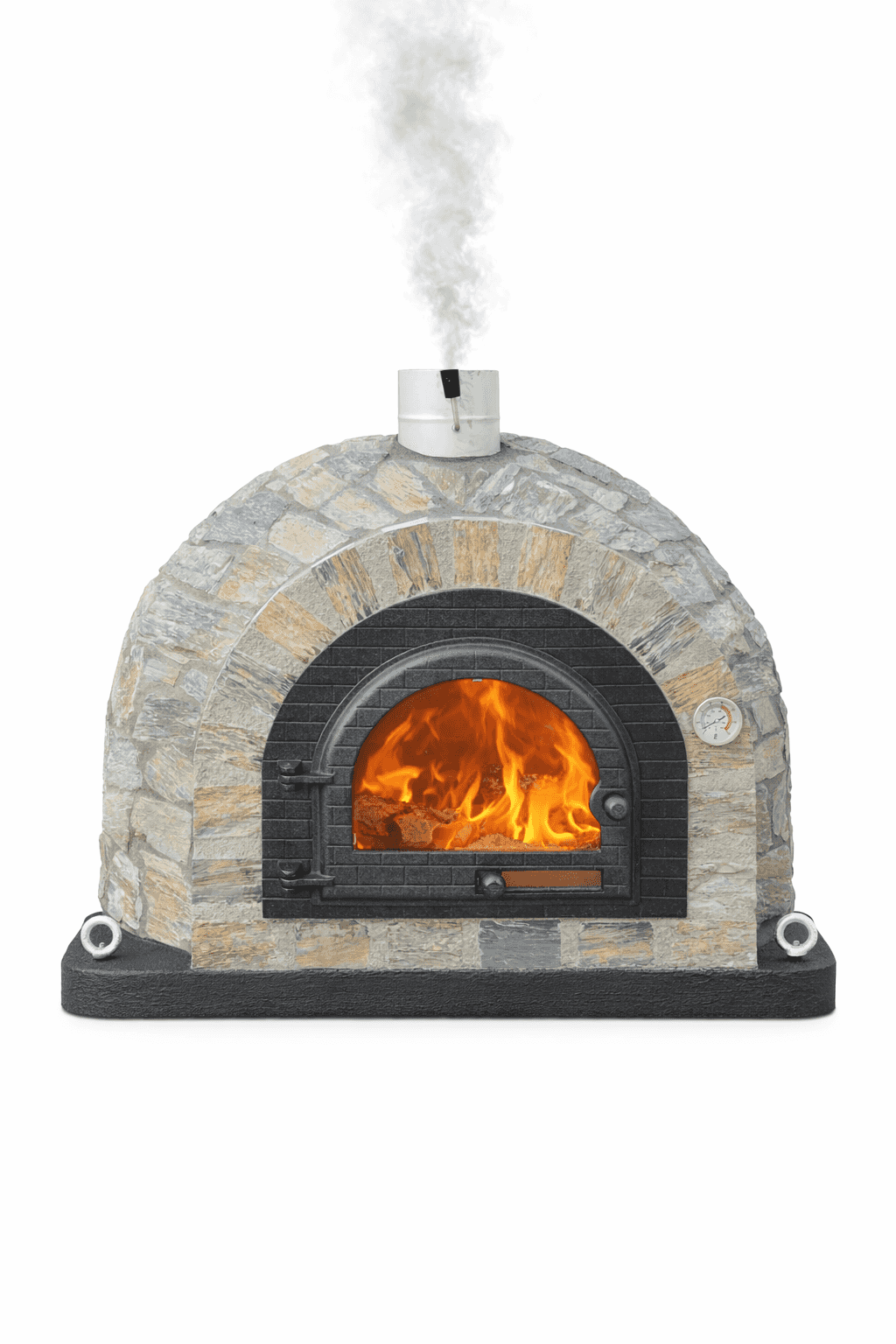 Stenen oven met brandend houtvuur, rokerige kachelpijp en ingebouwde analoge thermometer