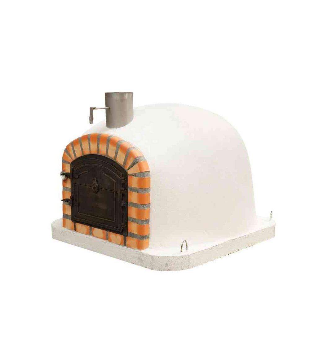 Witte houtgestookte steenoven in driekwart aanzicht met oranje terracotta boog en zwarte aluminium deur