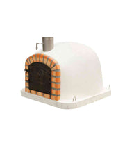 Witte houtgestookte steenoven in driekwart aanzicht met oranje terracotta boog en zwarte aluminium deur