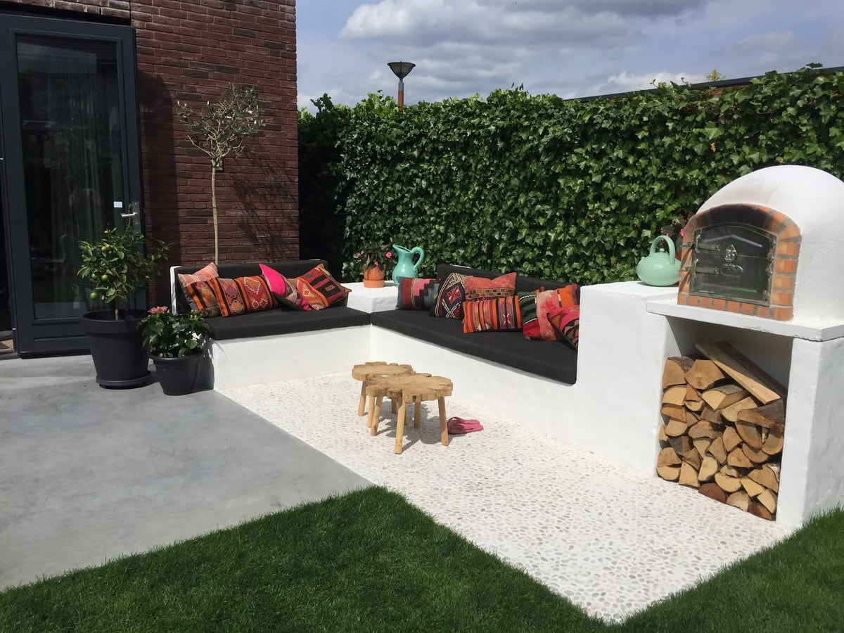 Witte steenoven in een moderne tuin
