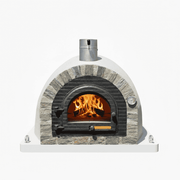 Witte houtgestookte steenoven met natuurstenen boog, brandend vuur en thermometer