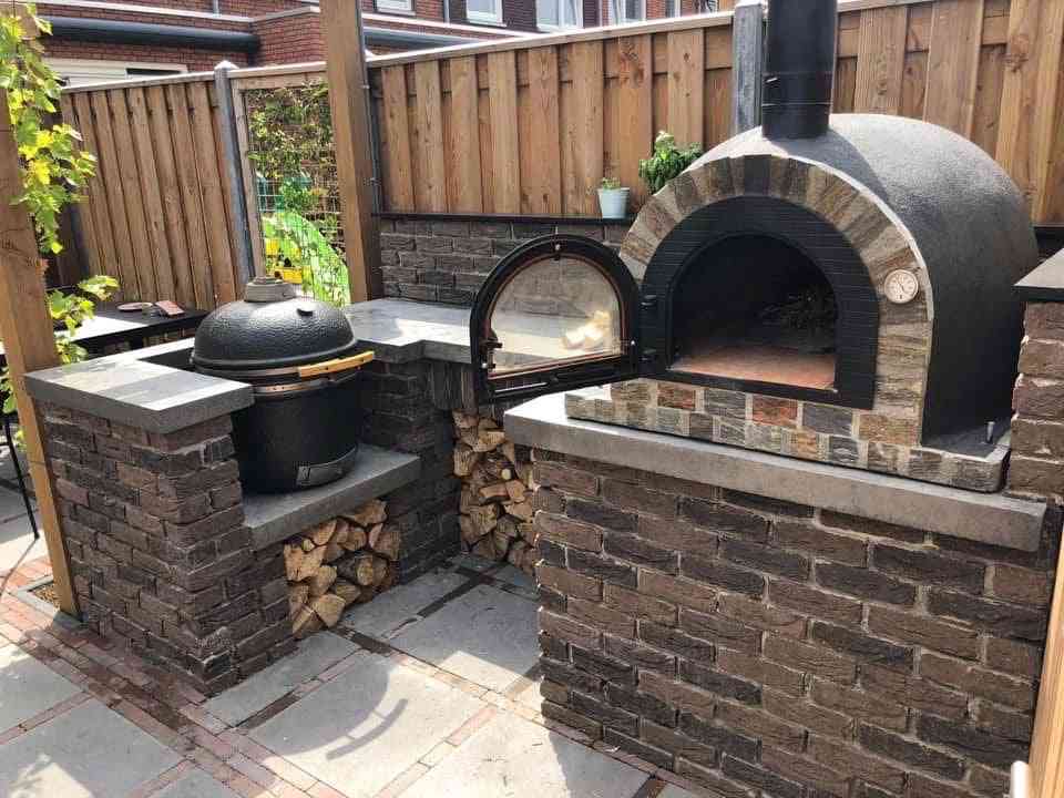Natuurstenen oven op een ruim terras