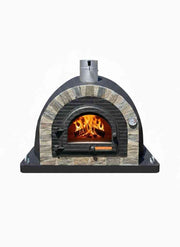 zwarte houtgestookte steenoven met natuursteen boog, brandend vuur en thermometer